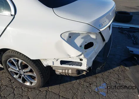 2017 Mercedes-Benz C 300 4Matic из США, поврежденный, VIN 55SWF4KB1HU195083